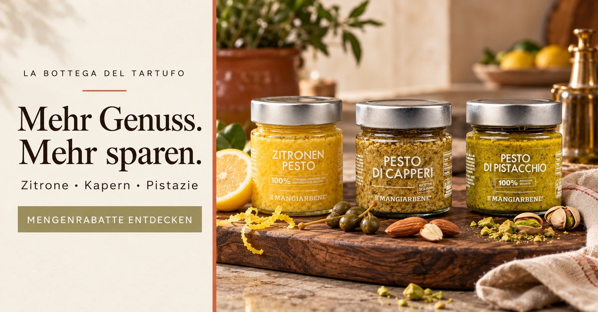 Zitronen-, Kapern- und Pistazienpesto auf einem Holzbrett in einer italienischen Küche